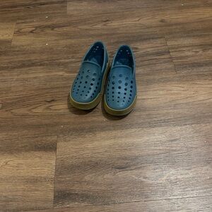 Joybees Size 1 kids splash sneakers